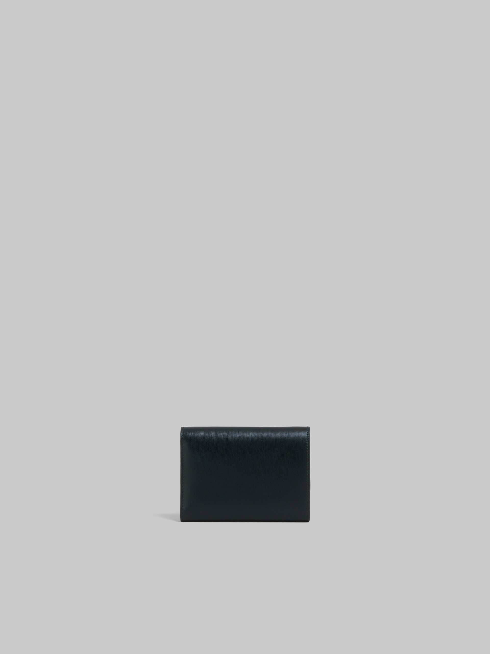 Portafoglio Prisma tri-fold in pelle nera con placca in metallo - Portafogli - Image 3