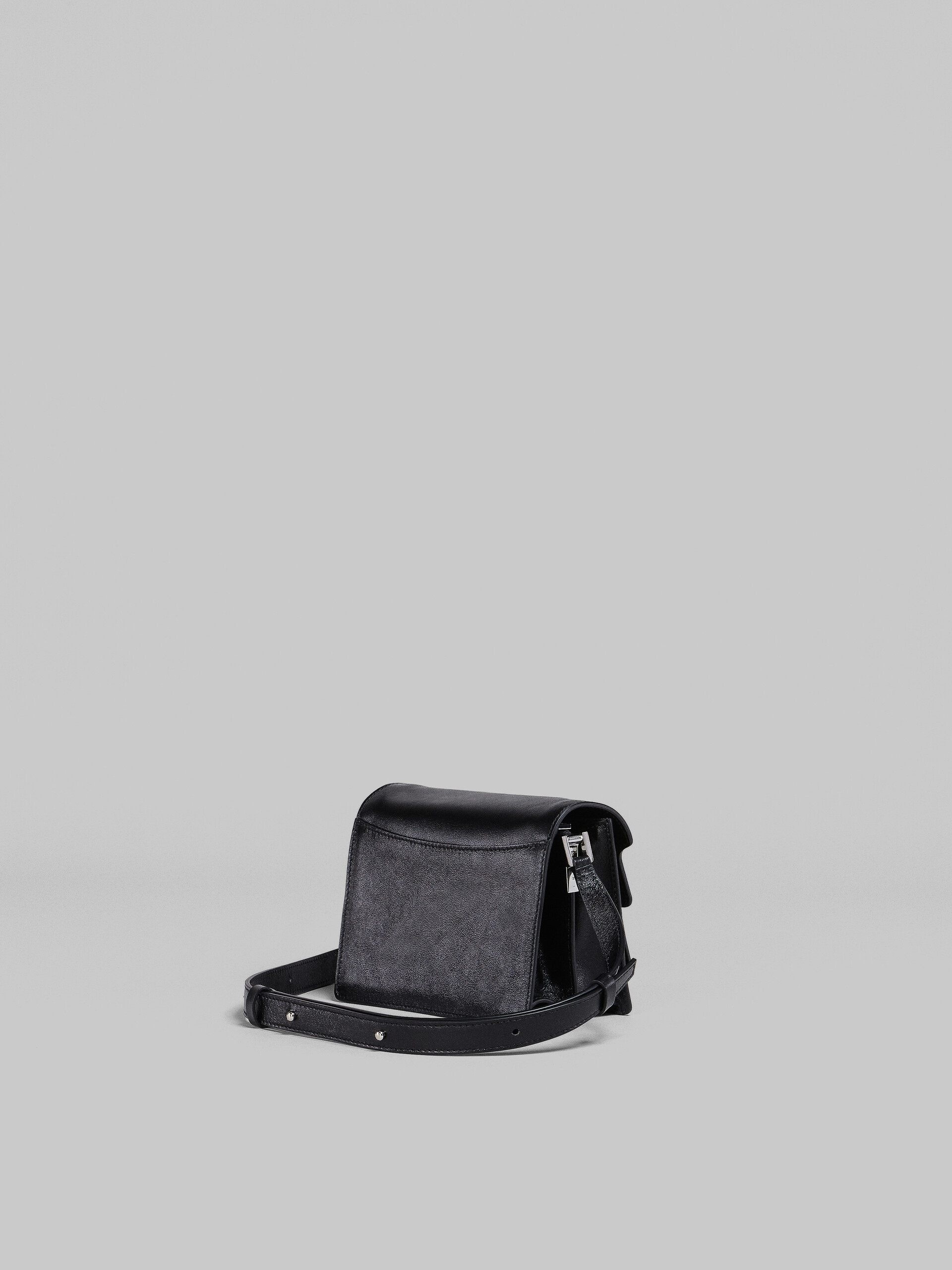Mini sac porté épaule TRUNK SOFT en cuir de veau noir - Sacs portés épaule - Image 2