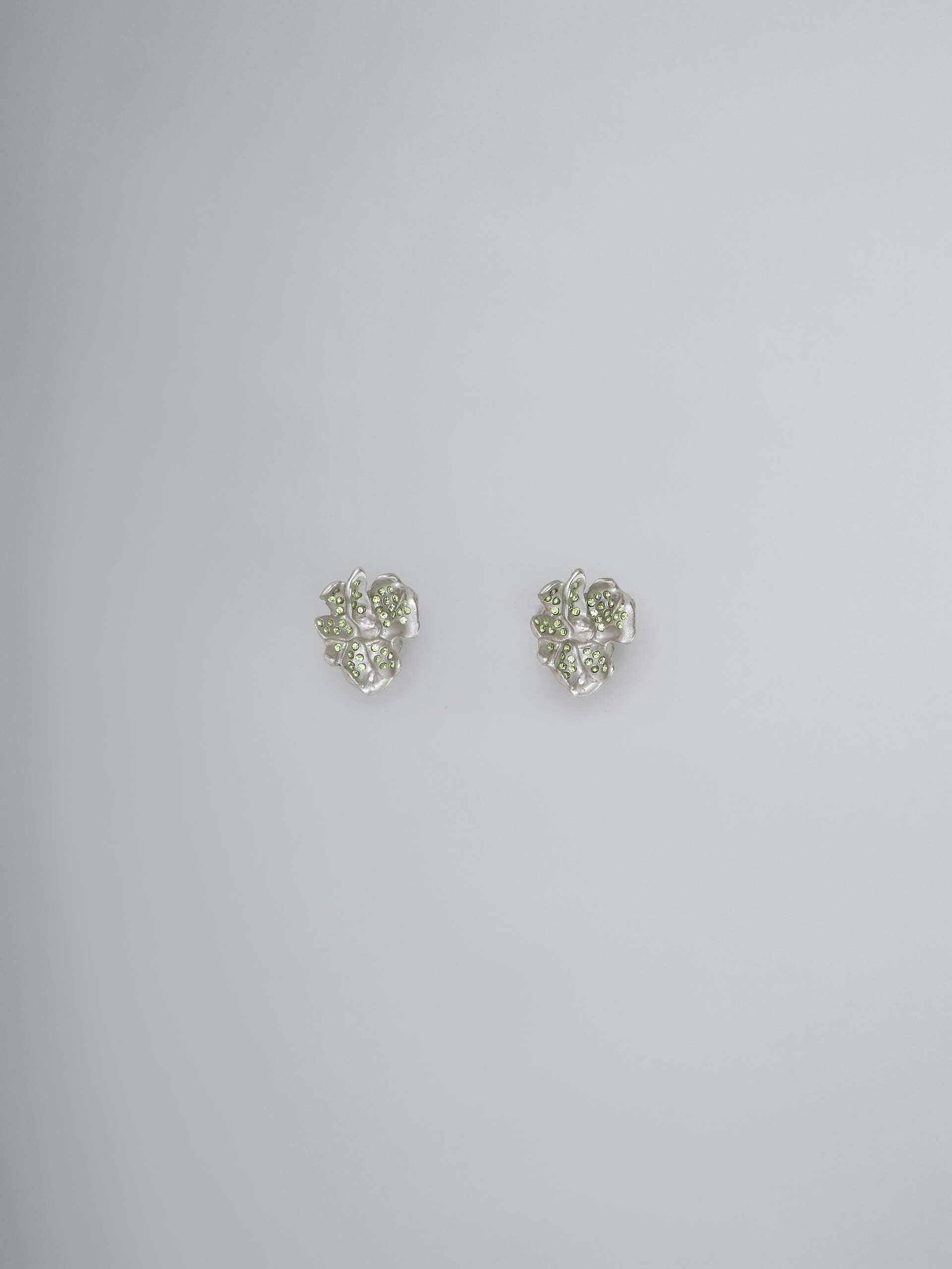 Metal flower stud earrings with green crystals | Marni 