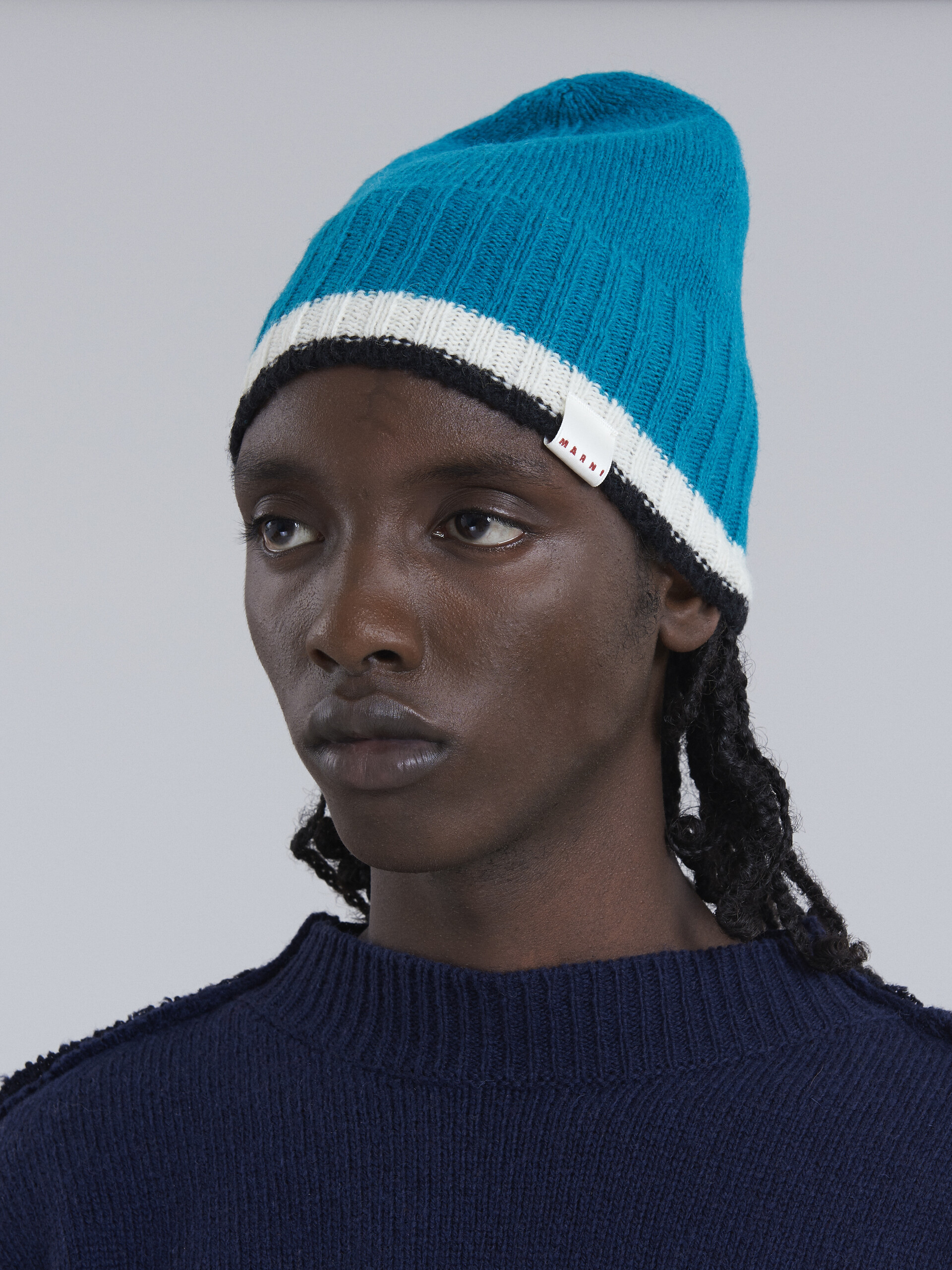 Berretto in lana vergine a blocchi di colore azzurro - Cappelli - Image 2