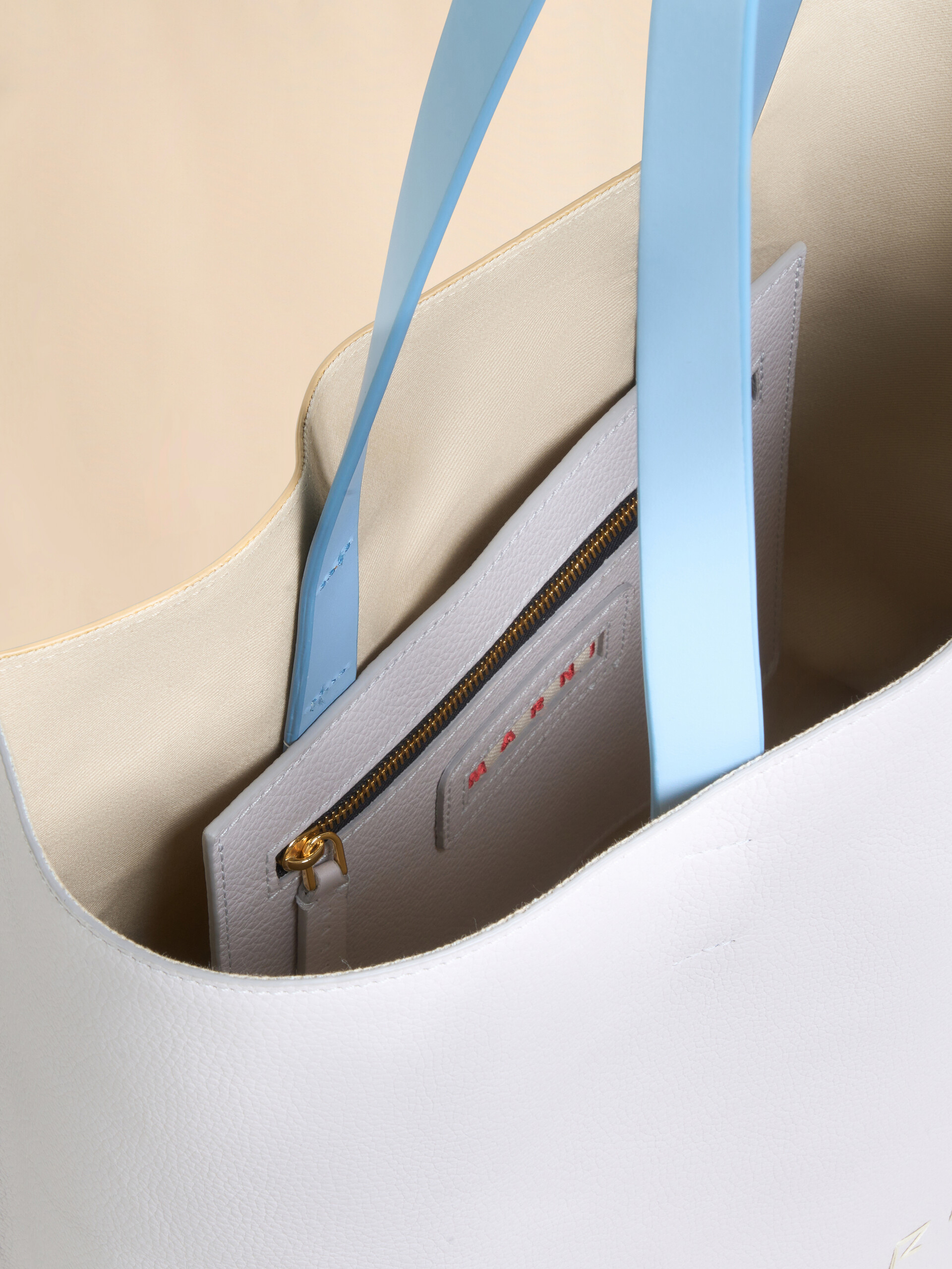Große Tote Bag Museo Soft aus weißem und beigefarbenem Leder mit Marni Symbol Stickerei - Shopper - Image 3