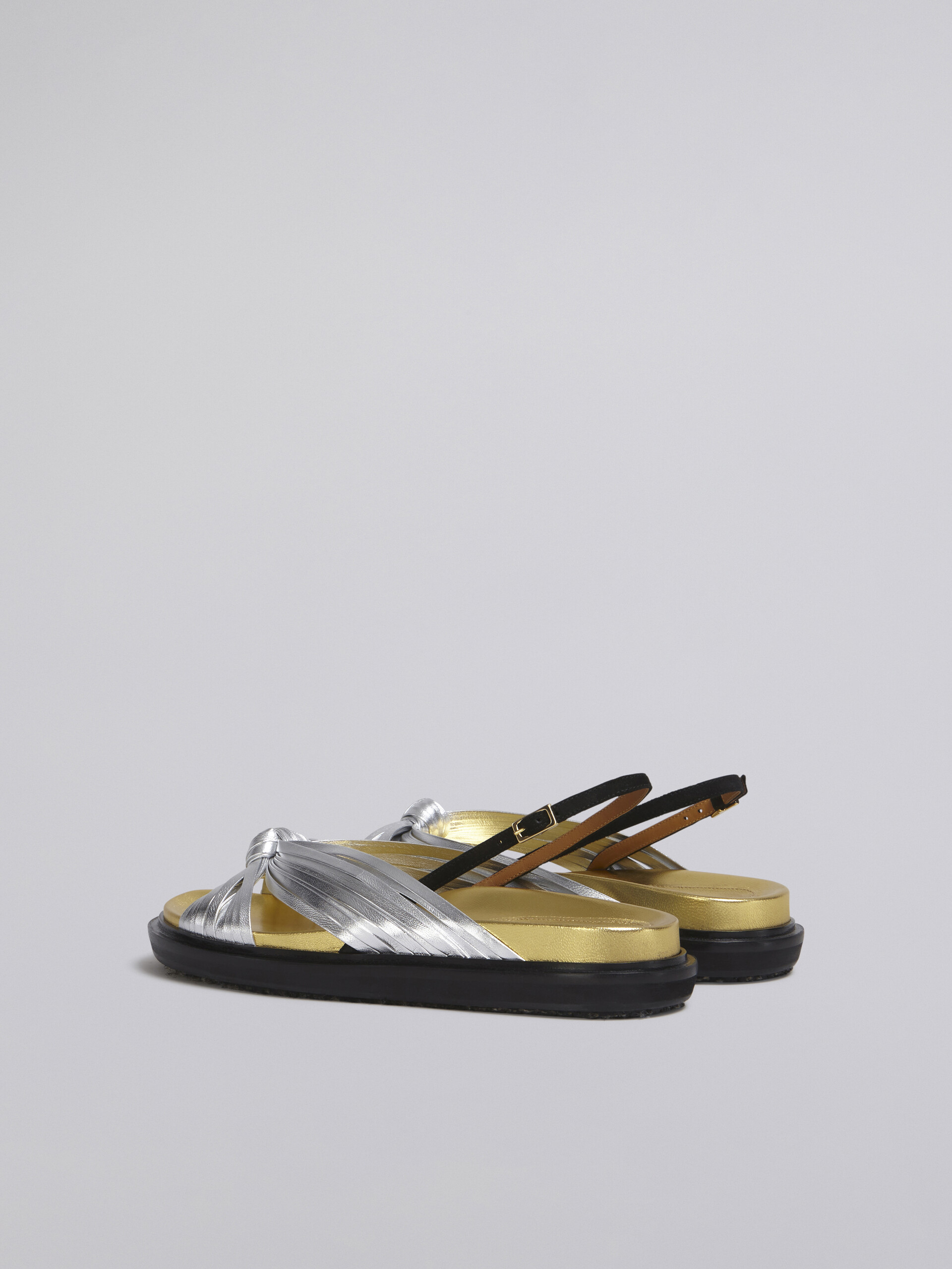 Silberfarbene Fußbett-Sandale aus Metallic-Leder mit gekreuzten Riemchen - Sandalen - Image 3