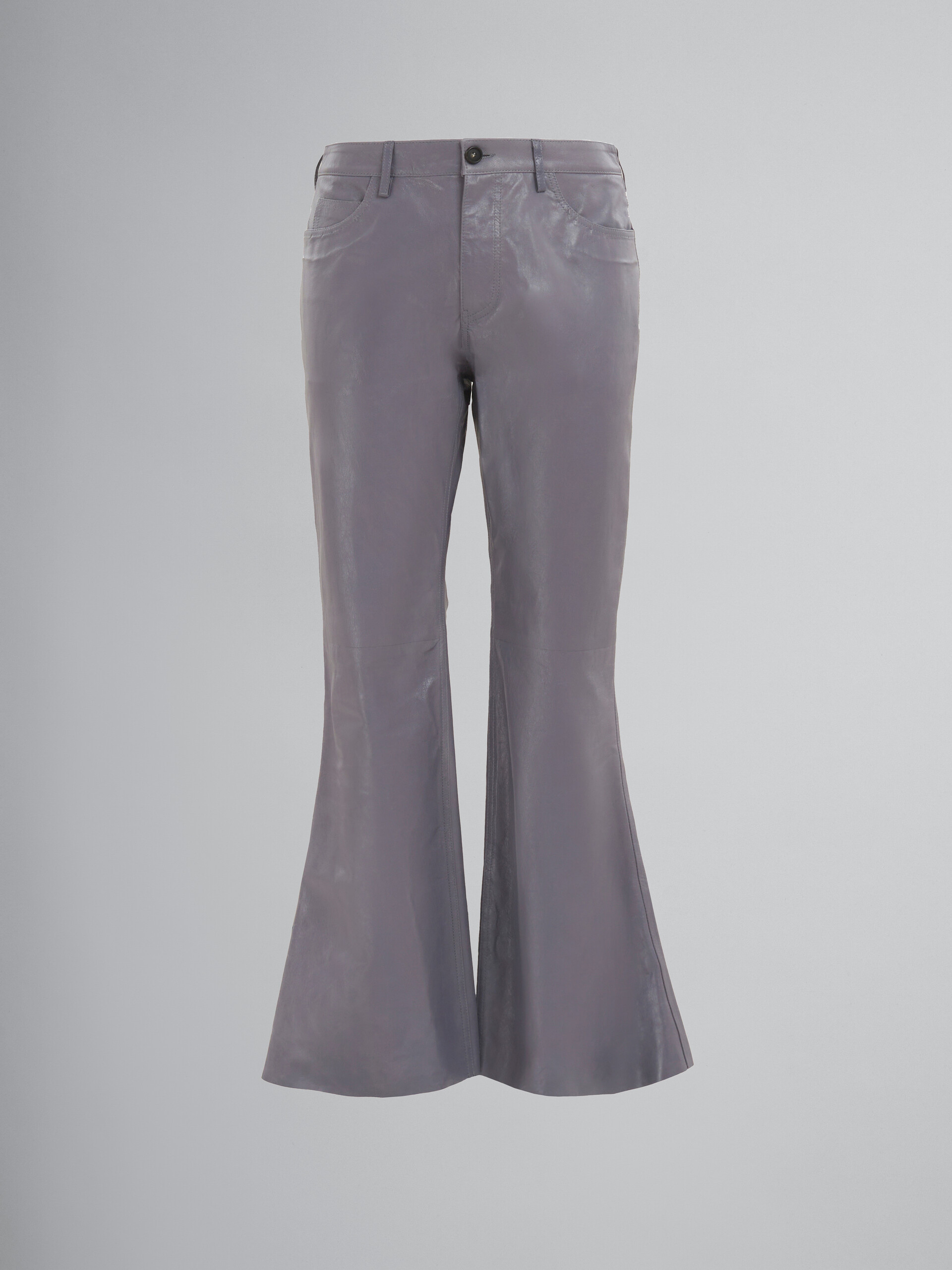 Graue ausgestellte Hose aus glänzendem Leder - Hosen - Image 1