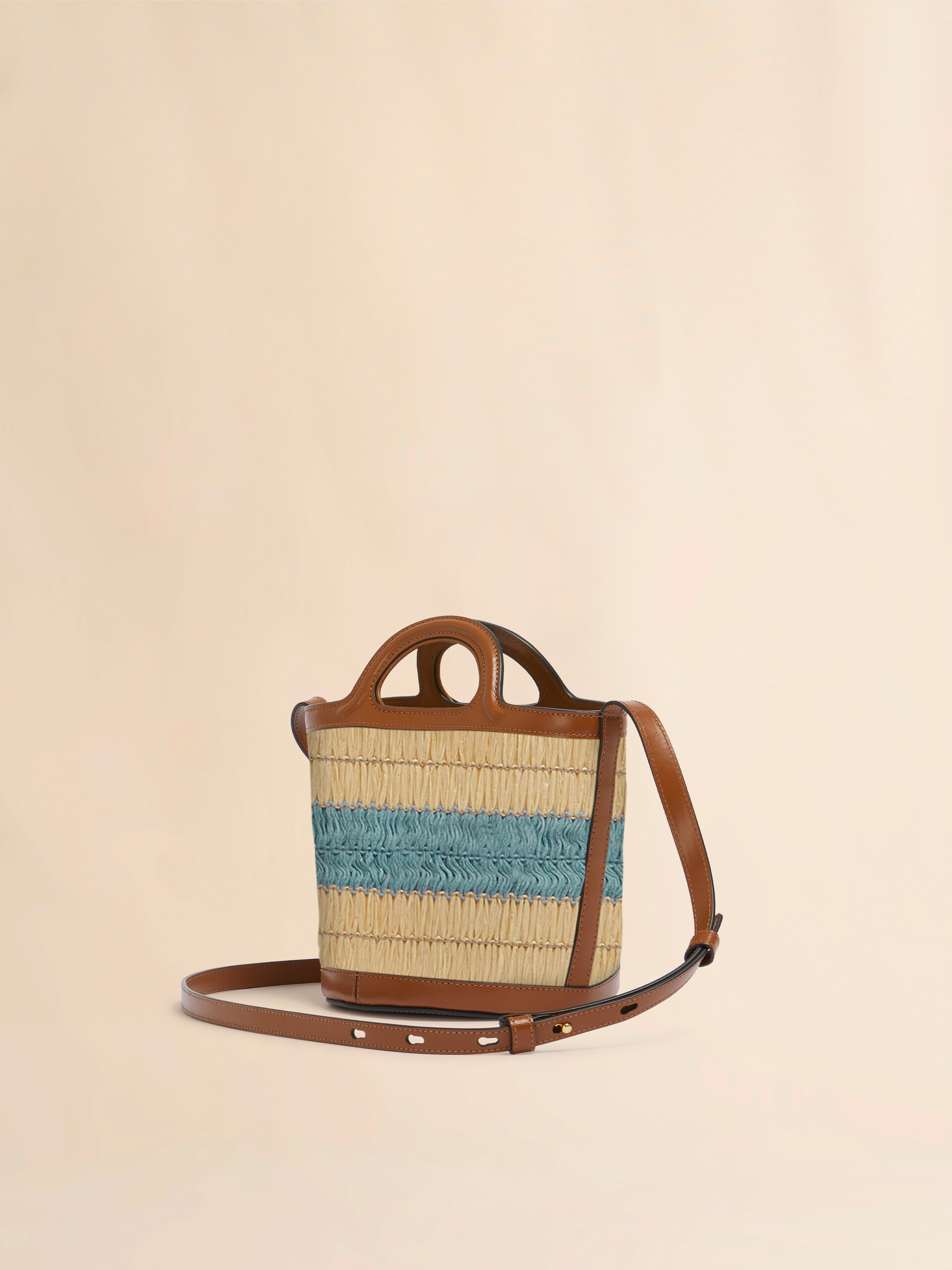 Mini-Eimertasche Tropicalia aus Stoff mit Bast-Optik und blauem Häkeleinsatz - Schultertaschen - Image 3