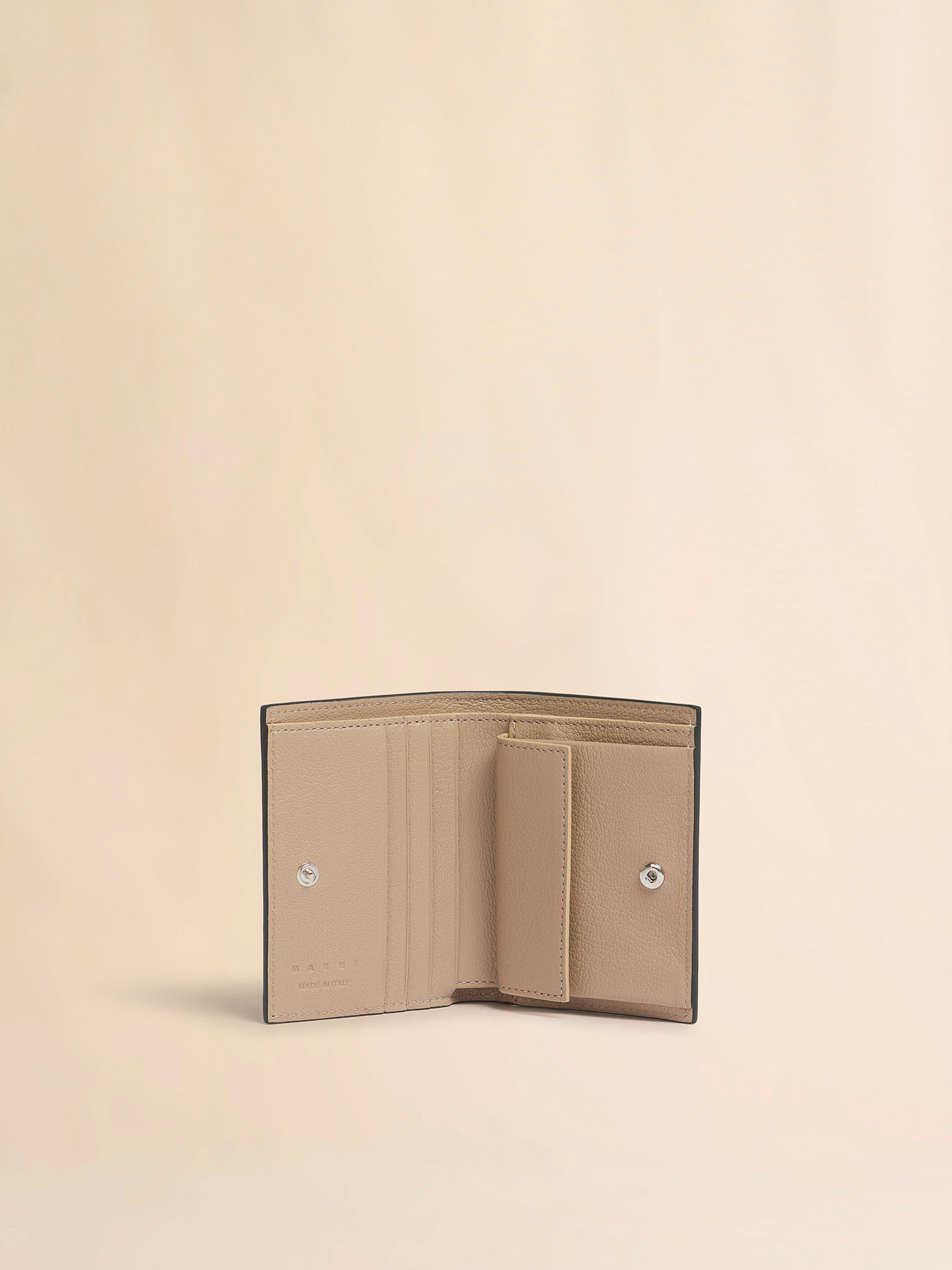 グレー レザー製二つ折りウォレット、マルニメンディング刺繍入り - 財布 - Image 2