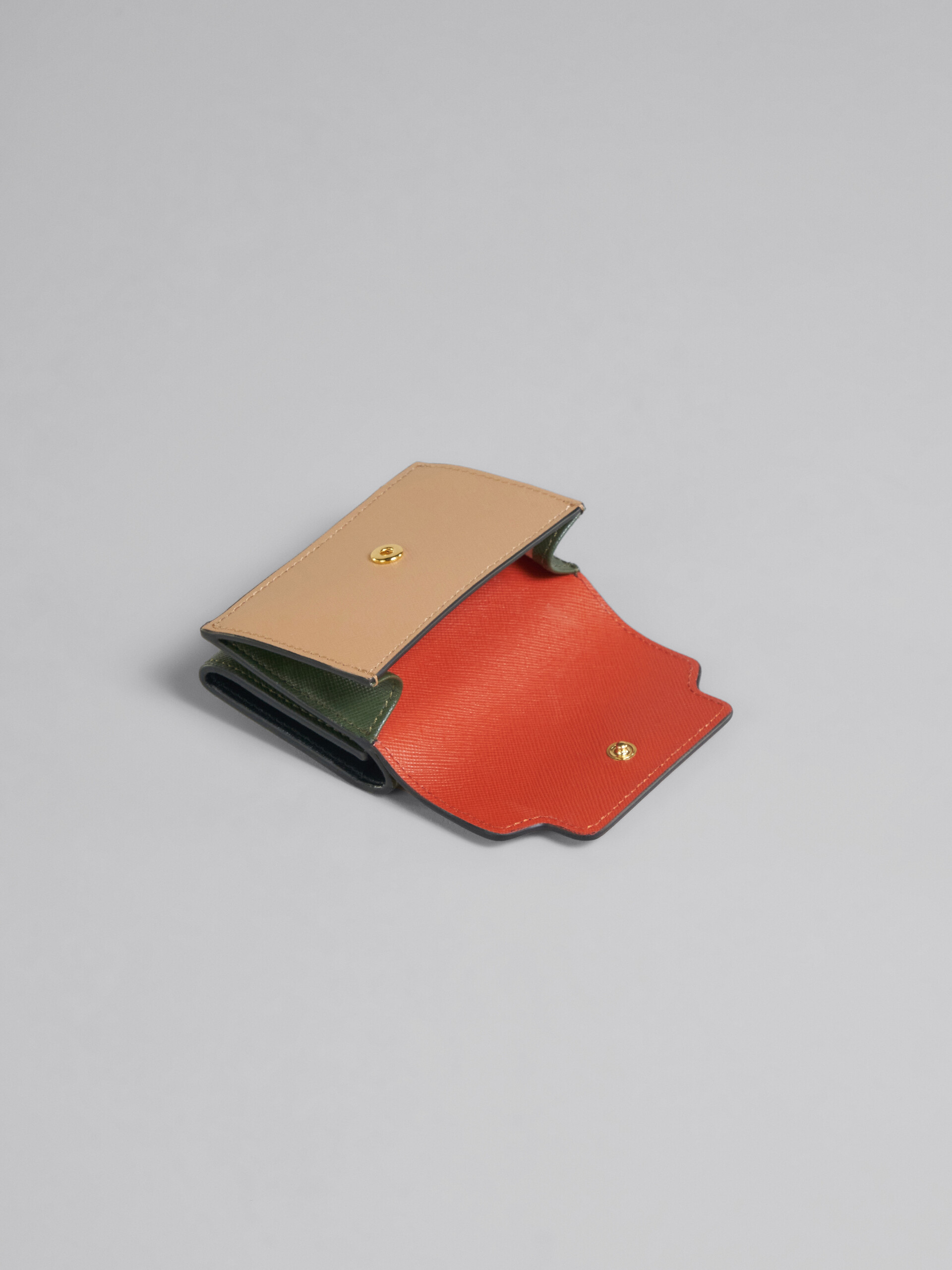 Dreifache Faltbrieftasche aus braunem Saffiano-Leder - Brieftaschen - Image 5