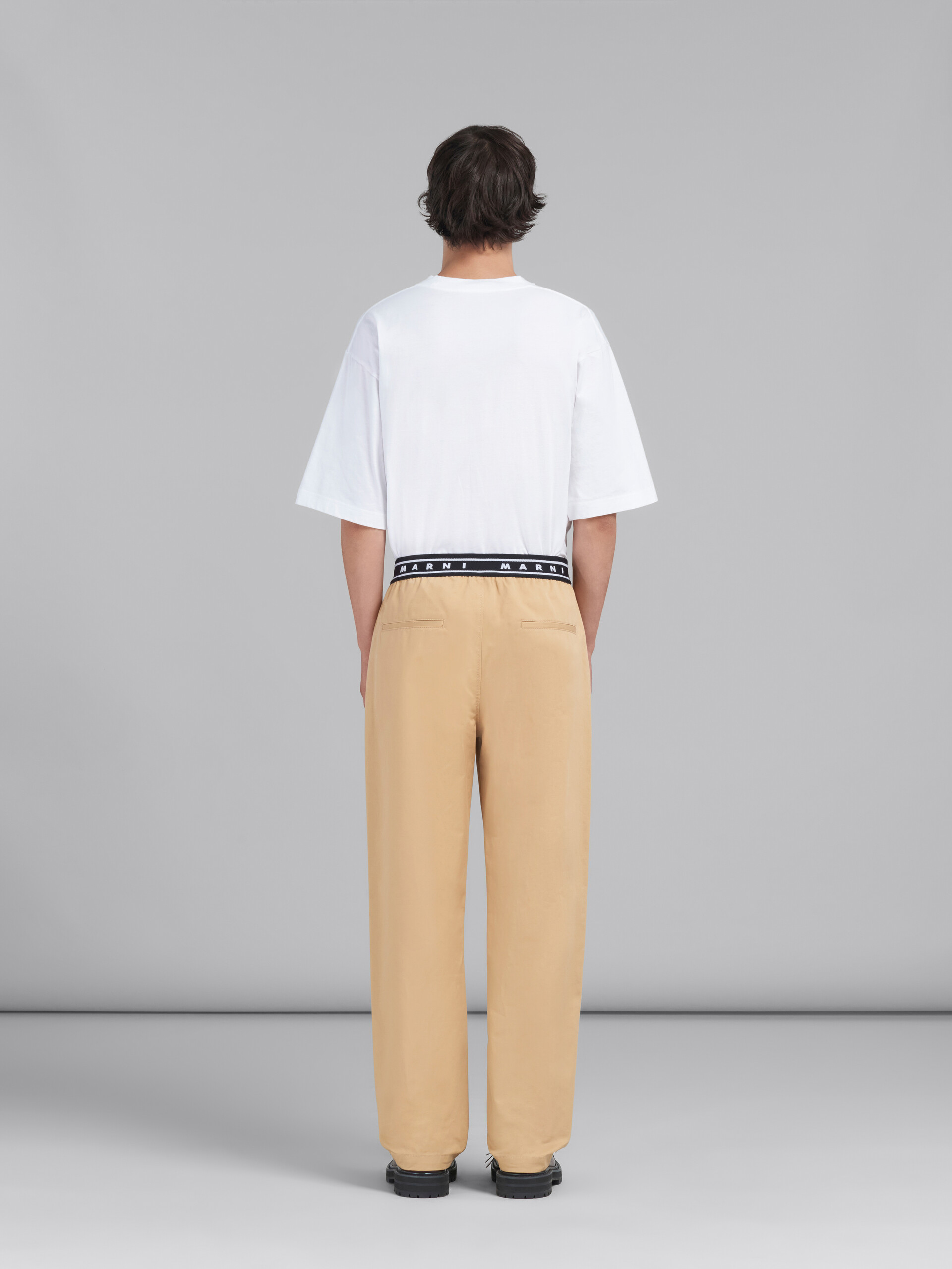 Pantalon en gabardine biologique bleue avec logo à l’arrière de la taille - Pantalons - Image 3