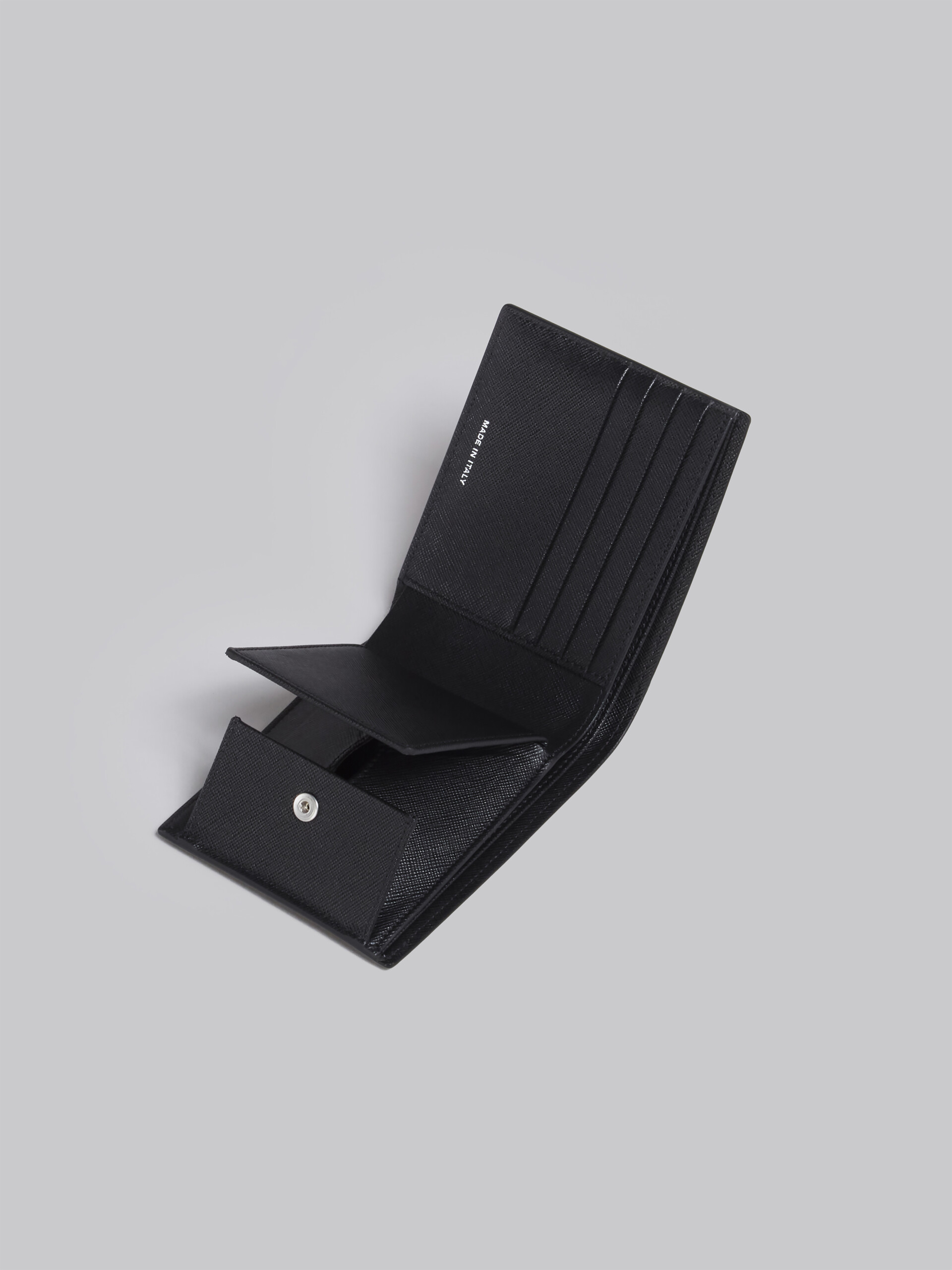 Portafoglio bi-fold in saffiano nero e blu - Portafogli - Image 5