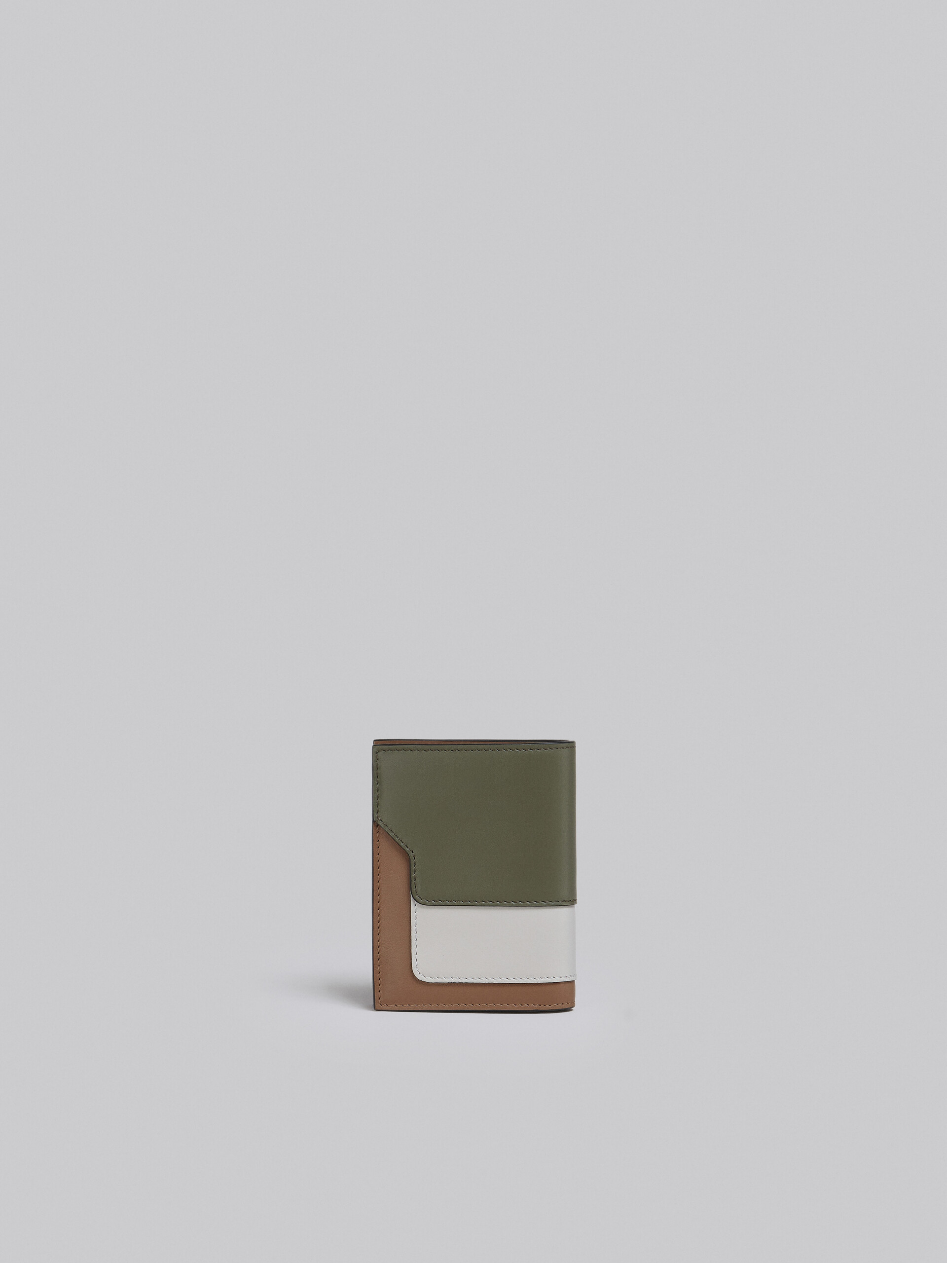 Portefeuille à deux volets en cuir saffiano vert, blanc et marron - Portefeuilles - Image 3