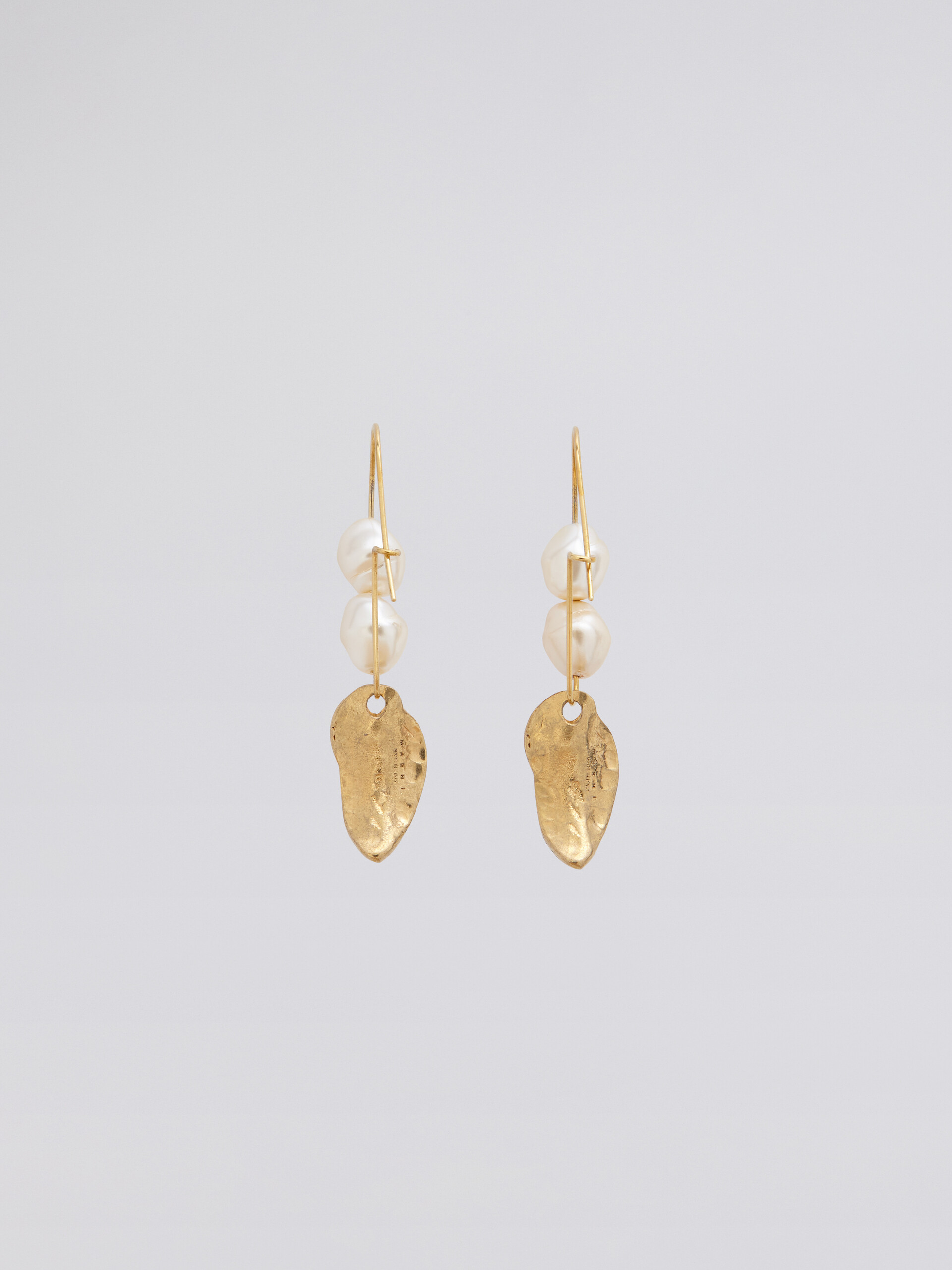 NATURE leverback earrings in gold-tone metal with pearls and leaf - Earrings - Image 2