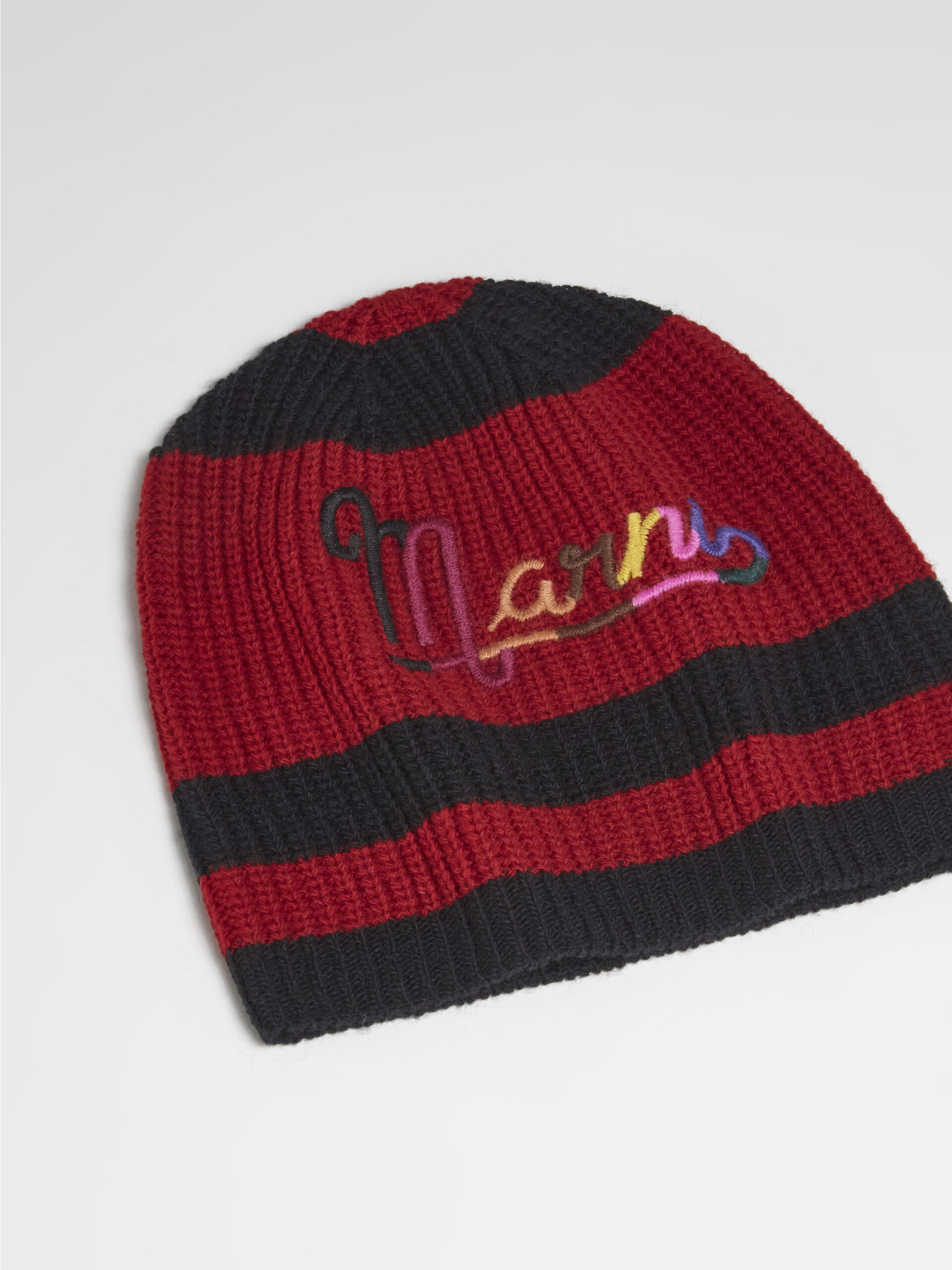 Cappello in lana Shetland nero e rosso - Cappelli - Image 3