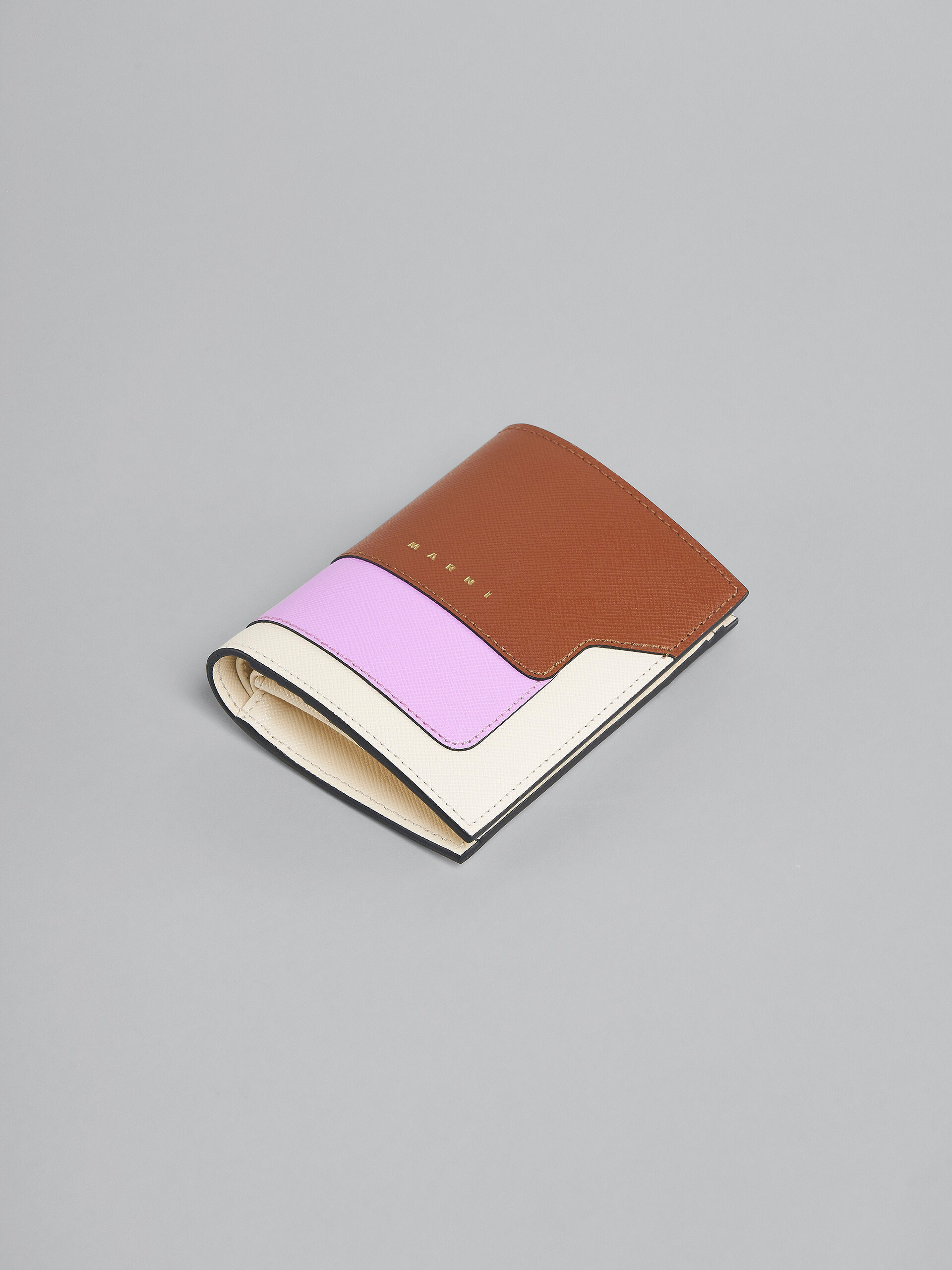 Portafoglio bi-fold in saffiano marrone rosa e bianco - Portafogli - Image 5