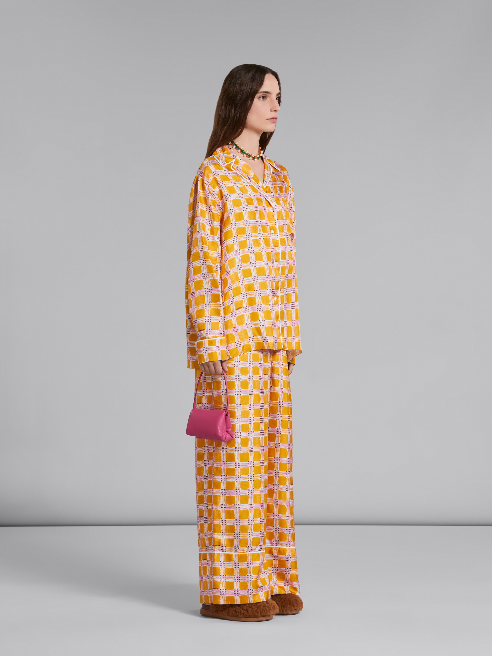 Pantalones de pijama amarillos de sarga de seda con estampado Check Fields - Pantalones - Image 5