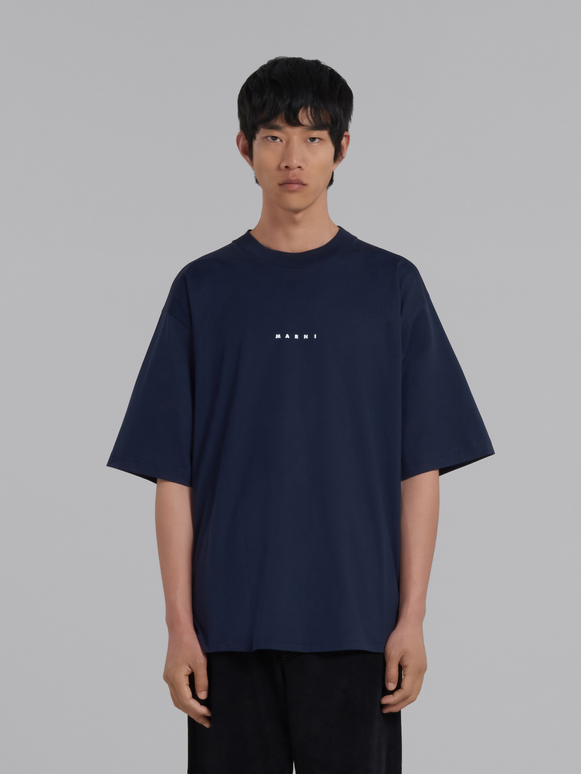 ブルー ブラック ジャージー製ロゴプリントTシャツ