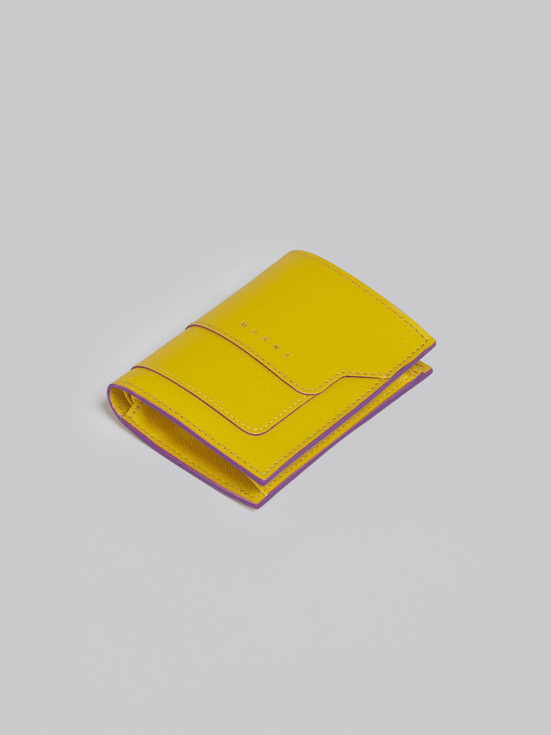 Portefeuille à deux volets en cuir saffiano jaune - Portefeuilles - Image 5