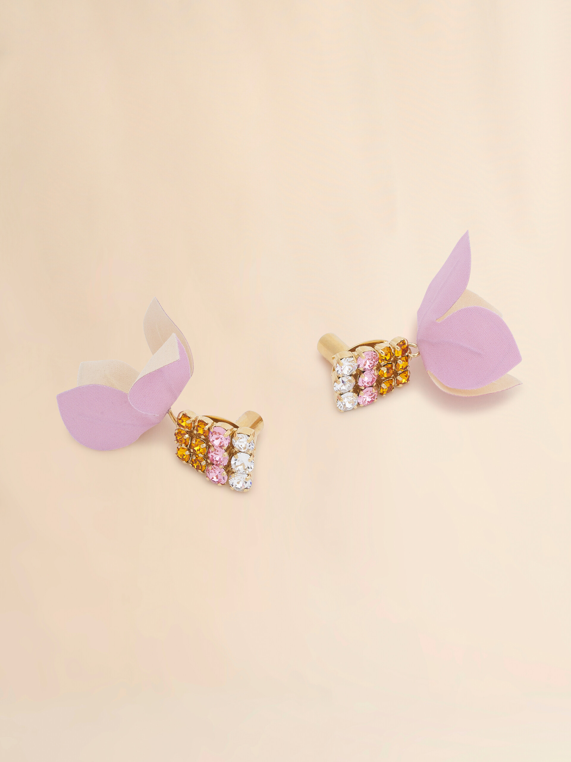 Boucles d'oreilles en popeline rose et cr&egrave;me avec strass et fleurs - Boucles d&rsquo;oreilles - Image 4