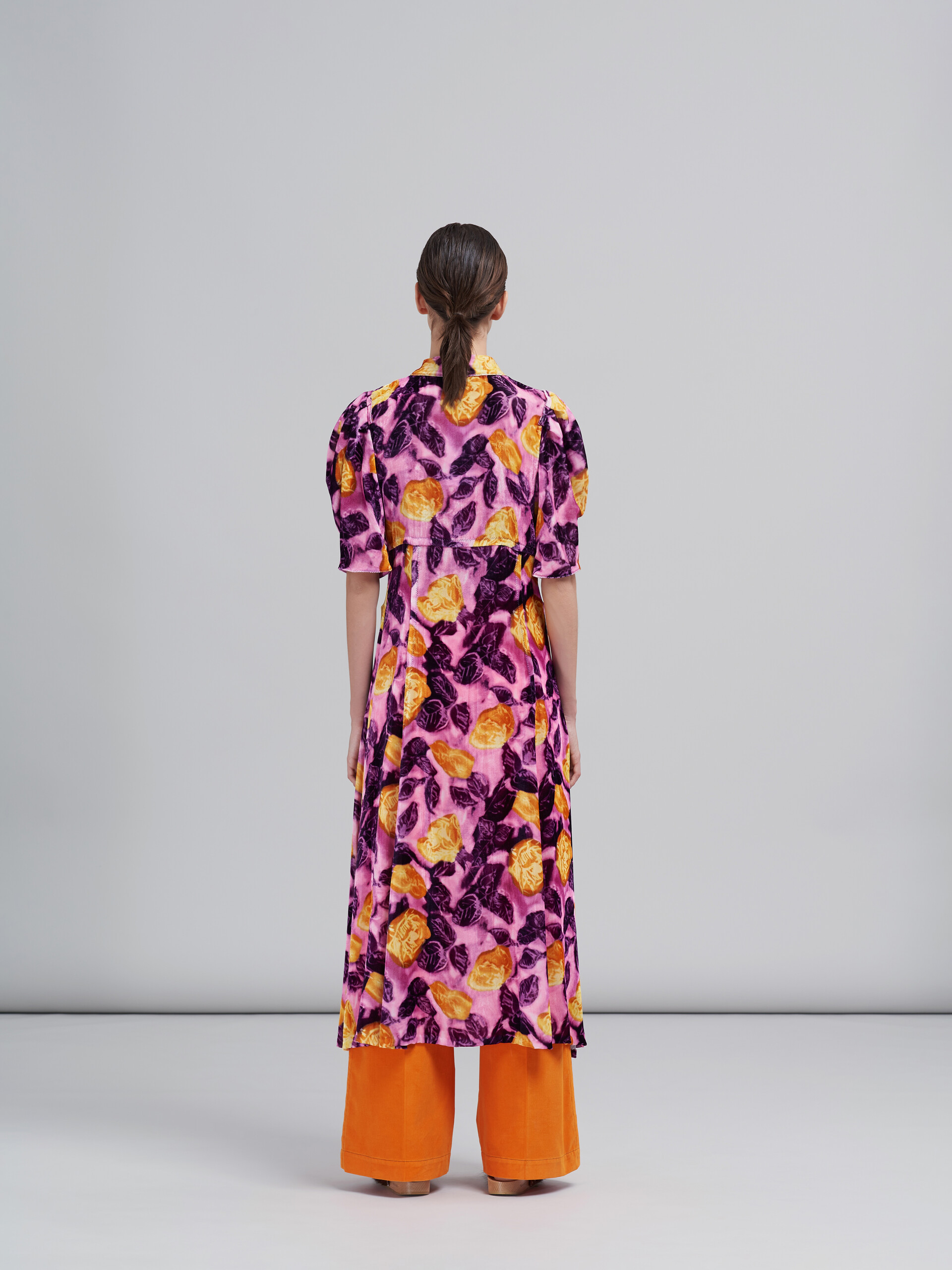 Kleid aus fließendem Samt mit Morgenblüten-Print - Kleider - Image 3