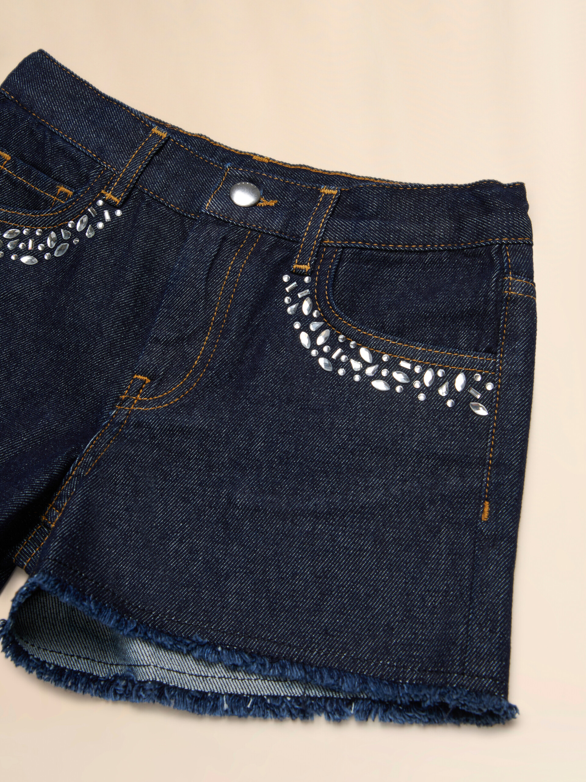 Shorts en denim oscuro con pedrería - Pantalones - Image 3