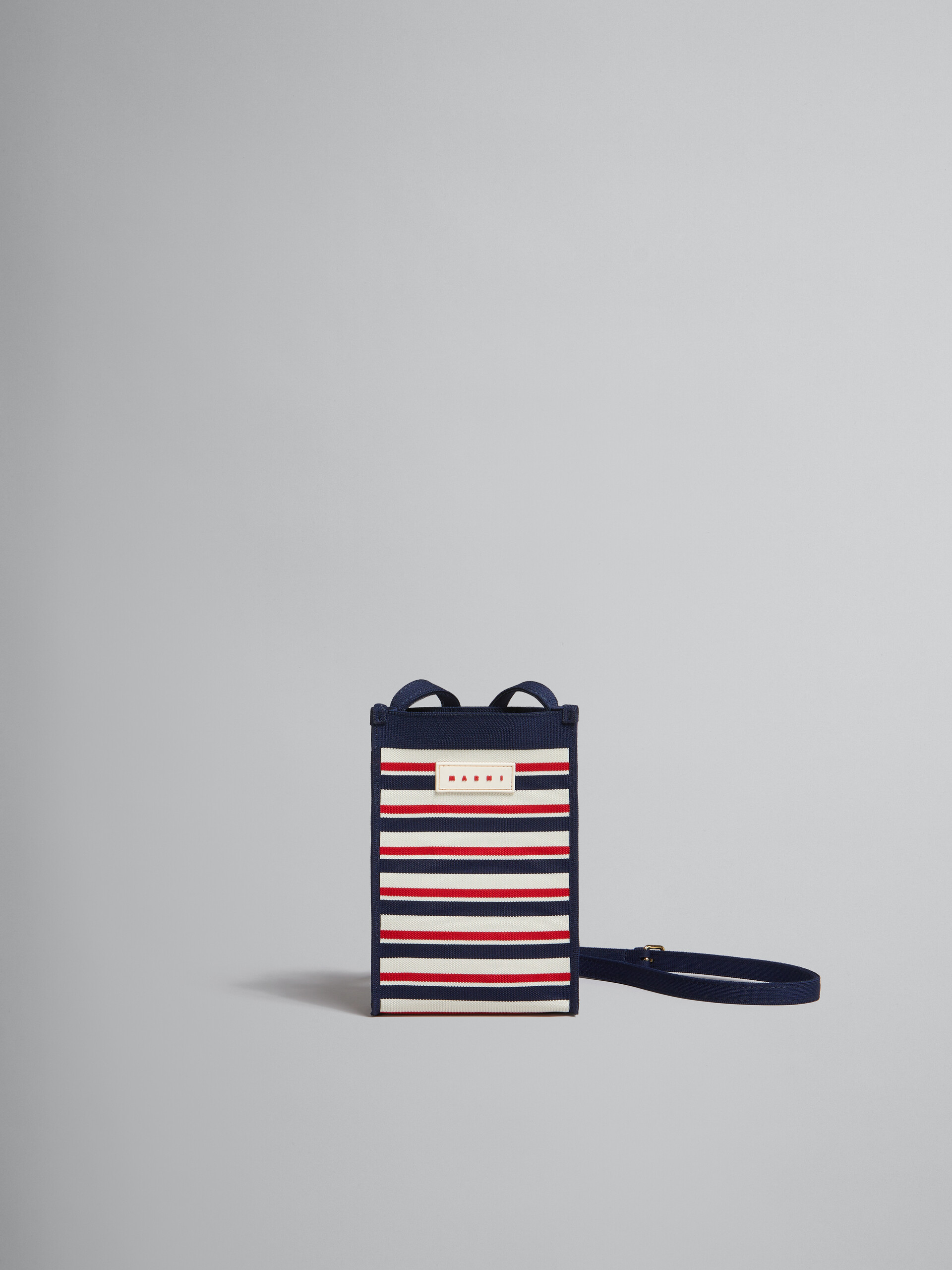 Mini-Schultertasche aus Jacquard mit Streifen in Marineblau, Weiß und Rot - Schultertaschen - Image 1