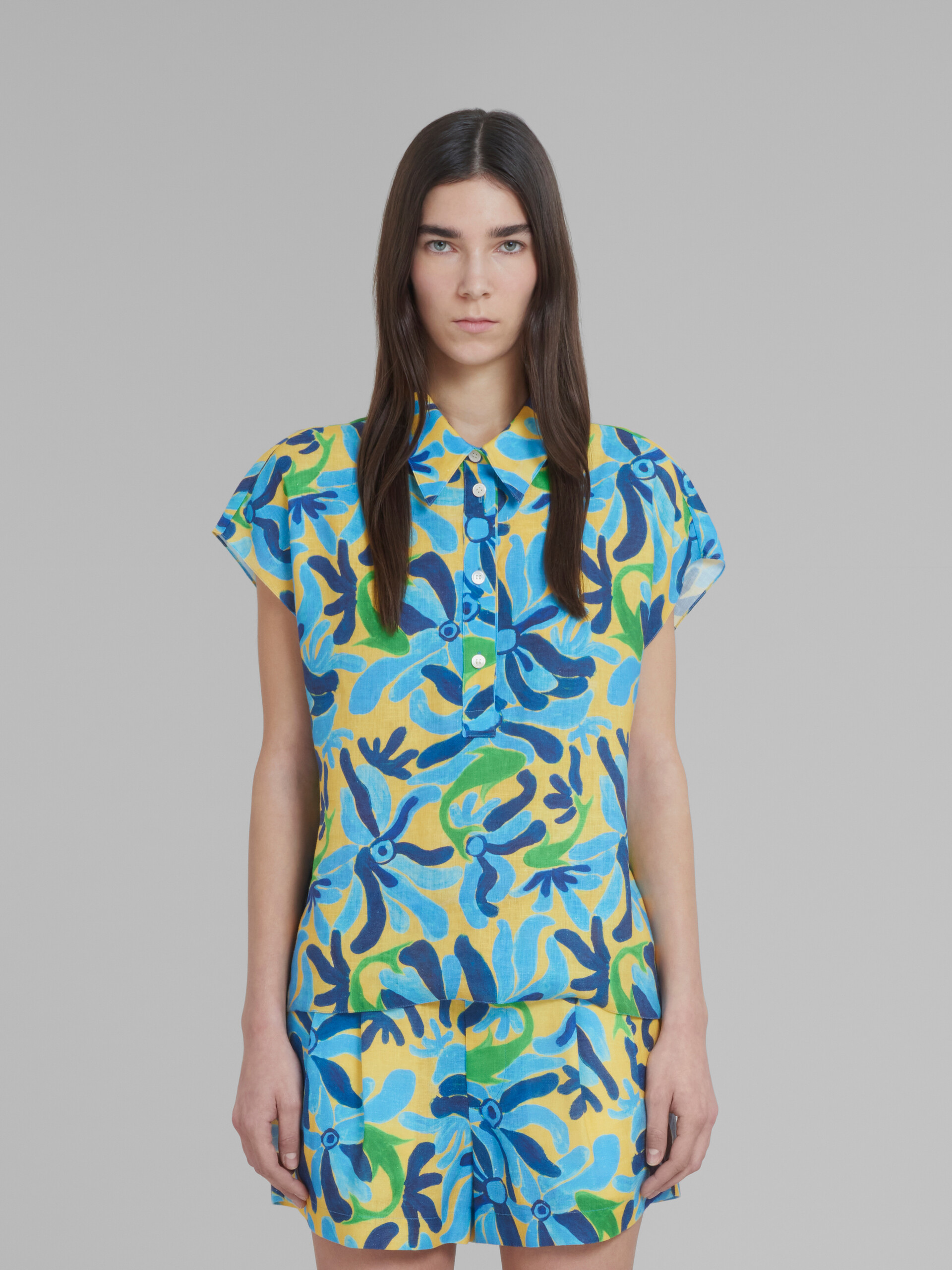 Marni x No Vacancy Inn - Linen and viscose polo top with Chippy Fishes print - Shirts - Image 2