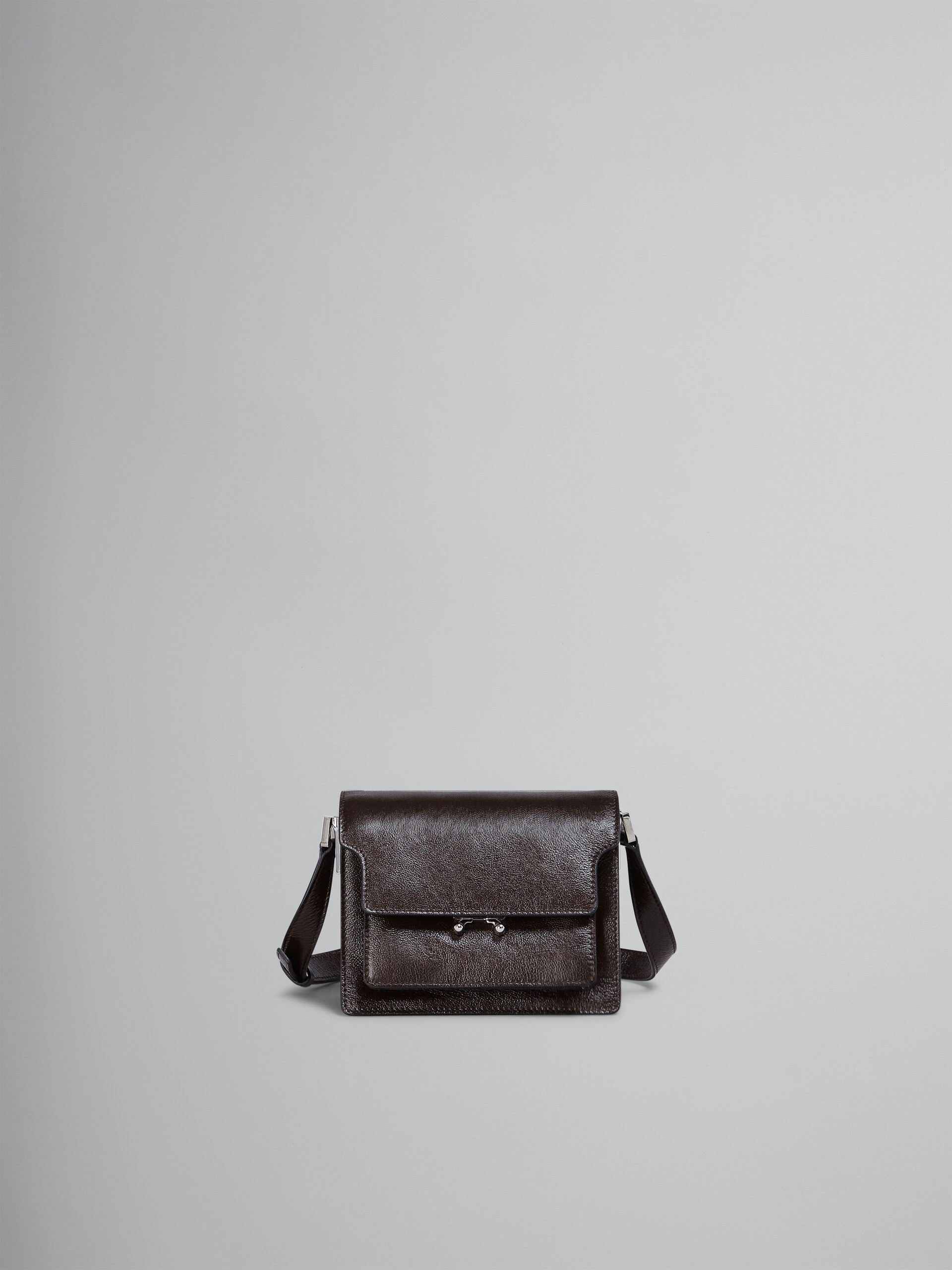 Mini sac à bandoulière TRUNK SOFT en cuir de veau marron - Sacs portés épaule - Image 1
