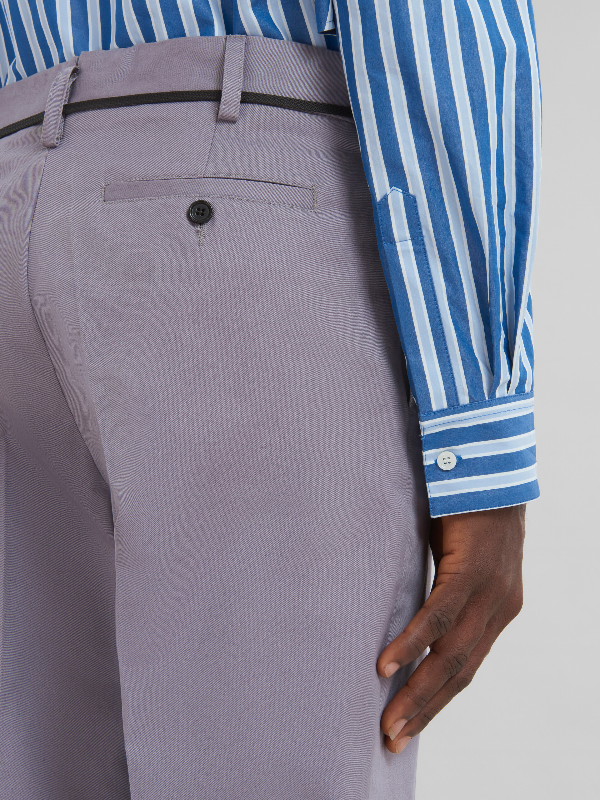 Pantalón chino azul de gabardina ecológica - Pantalones - Image 4